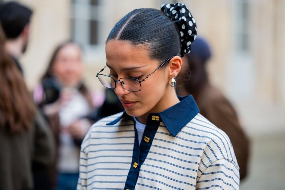 Le scrunchie sur un street look lors de la Fashion Week automne-hiver 2025-2026