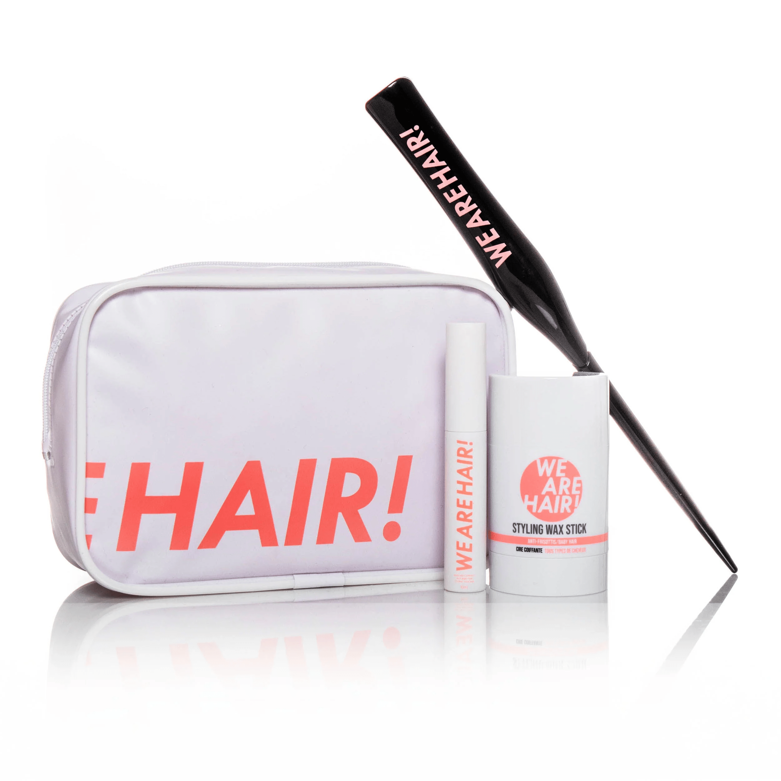 Le kit Wax Stick, Styling Mascara lissant et brosse de finition anti-frisottis de We Are Hair pour son chignon plaqué
