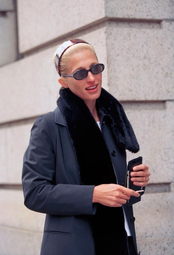 Carolyn Bessette-Kennedy porte un serre-tête en écailles de tortue