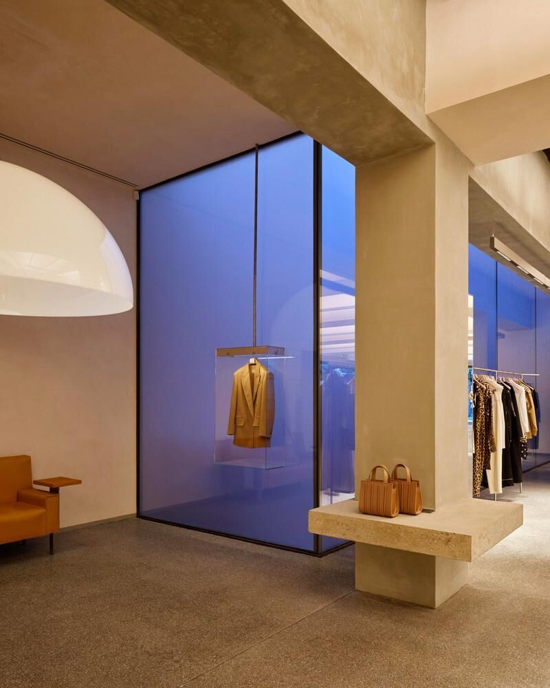 L'escalier de la boutique Max Mara par Sophie Hicks au 31 avenue Montaigne, Paris 8e.