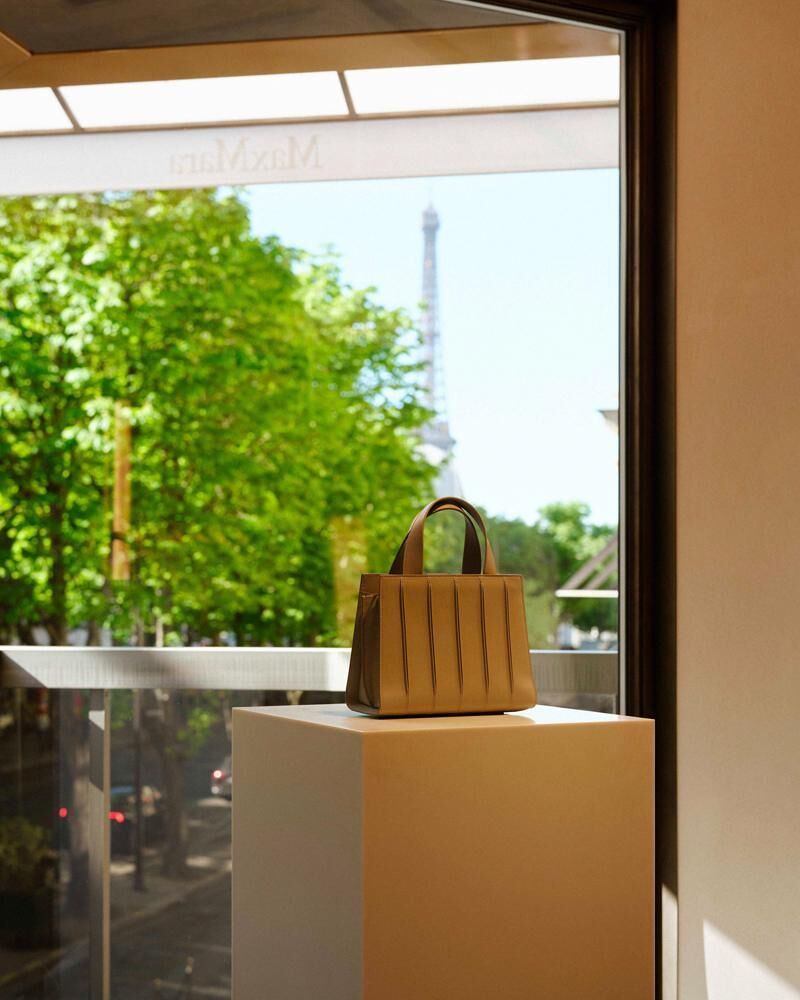 L'escalier de la boutique Max Mara par Sophie Hicks au 31 avenue Montaigne, Paris 8e.