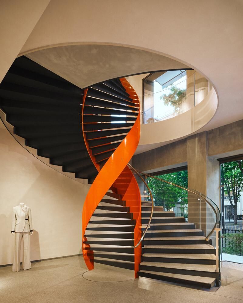 L'escalier de la boutique Max Mara par Sophie Hicks au 31 avenue Montaigne, Paris 8e.