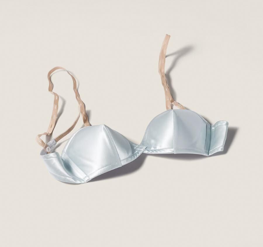 soutien-gorge en satin bleu ciel tendance printemps-ete 2026 miu miu