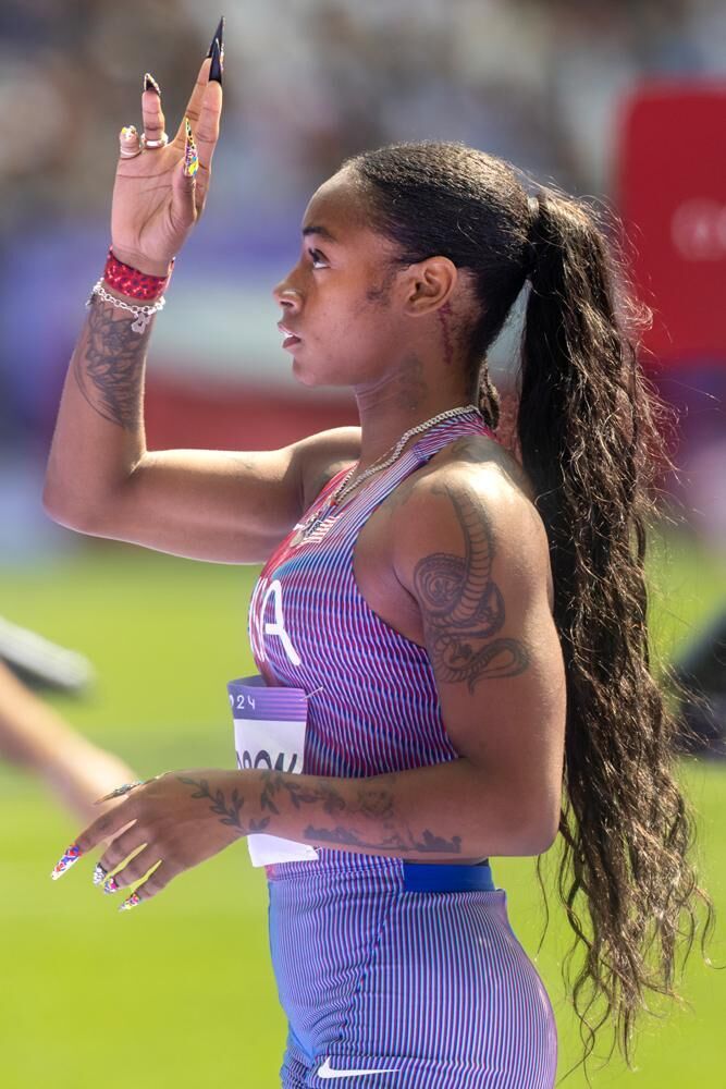 Sha'carri Richardson, sur la ligne de départ, se préparant pour le premier tour du 100 m féminin lors des épreuves d'athlétisme au Stade de France.