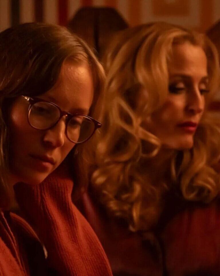 Hannah Einbinder et Gillian Anderson dans le film Teenage Sex and Death at Camp Miasma (2026).