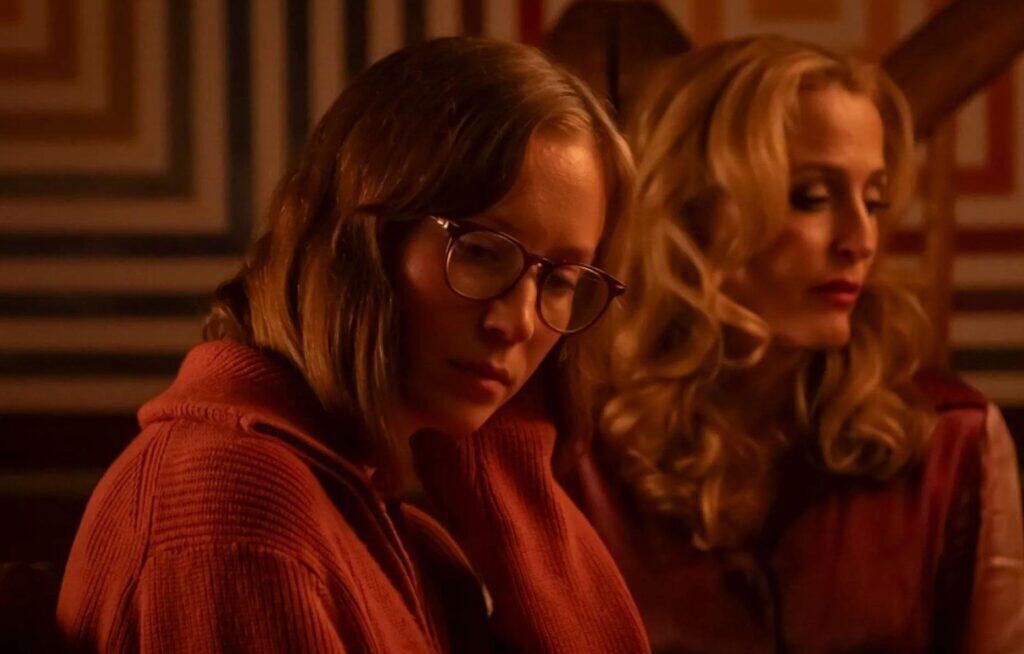 Hannah Einbinder et Gillian Anderson dans le film Teenage Sex and Death at Camp Miasma (2026).