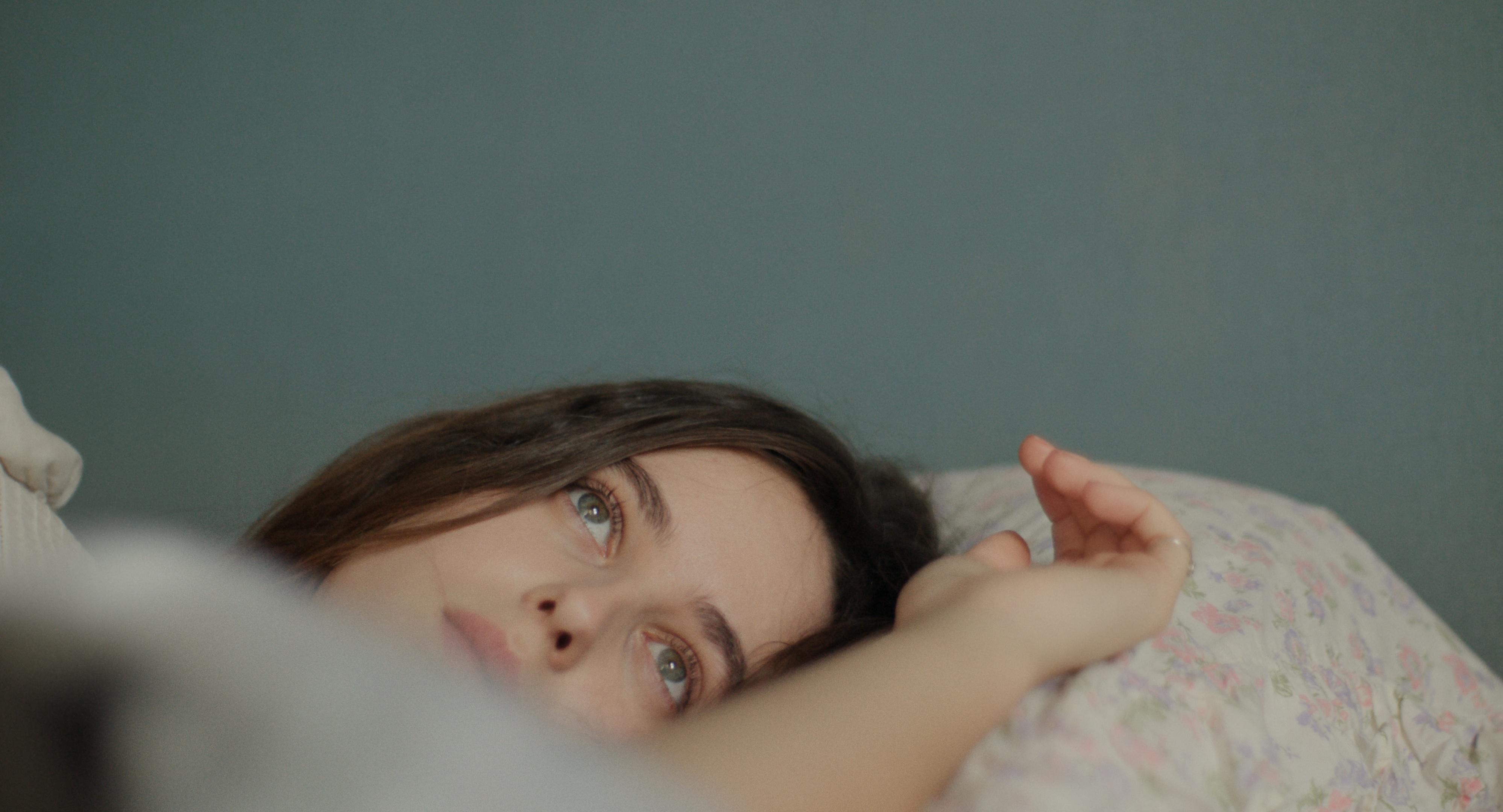 Tess Barthélemy dans le film Mémoire de fille.