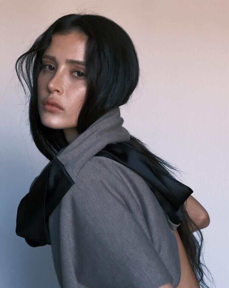 Portrait de Livia en Dior.