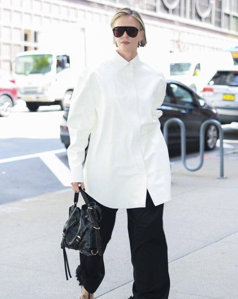 charlize theron porte le sac givenchy voyou bucket