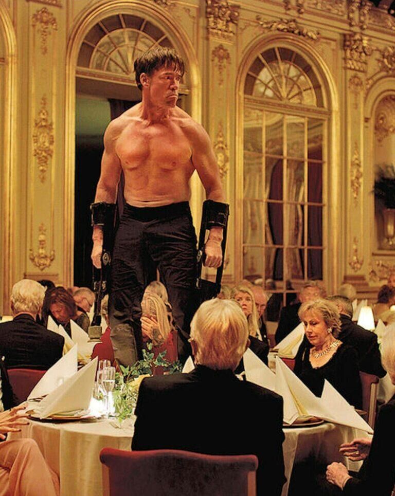 Le film The Square (2017) de Ruben Ostlund, l'un des rares réalisateurs a avoir décroché deux fois la Palme d'or au Festival de Cannes.