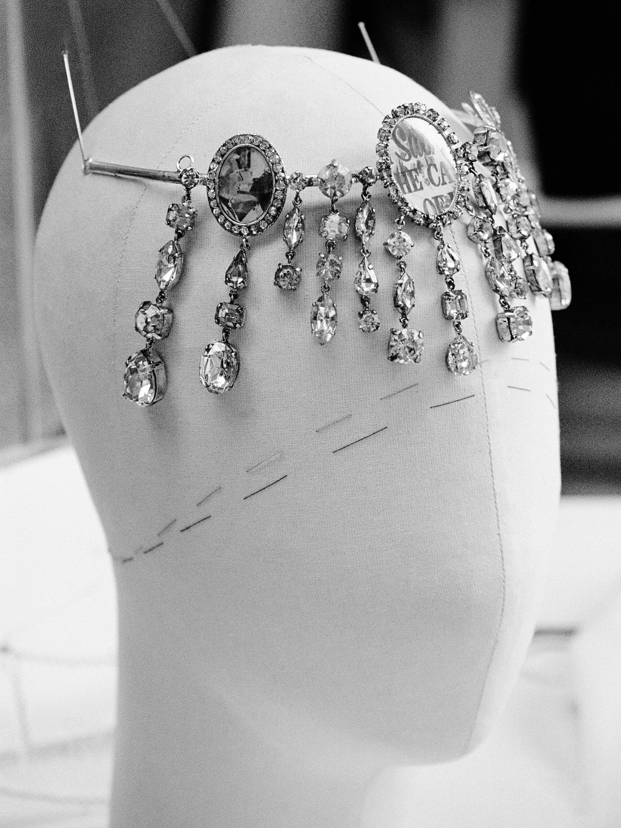 La coiffe Chopard du look de Sabrina Carpenter.