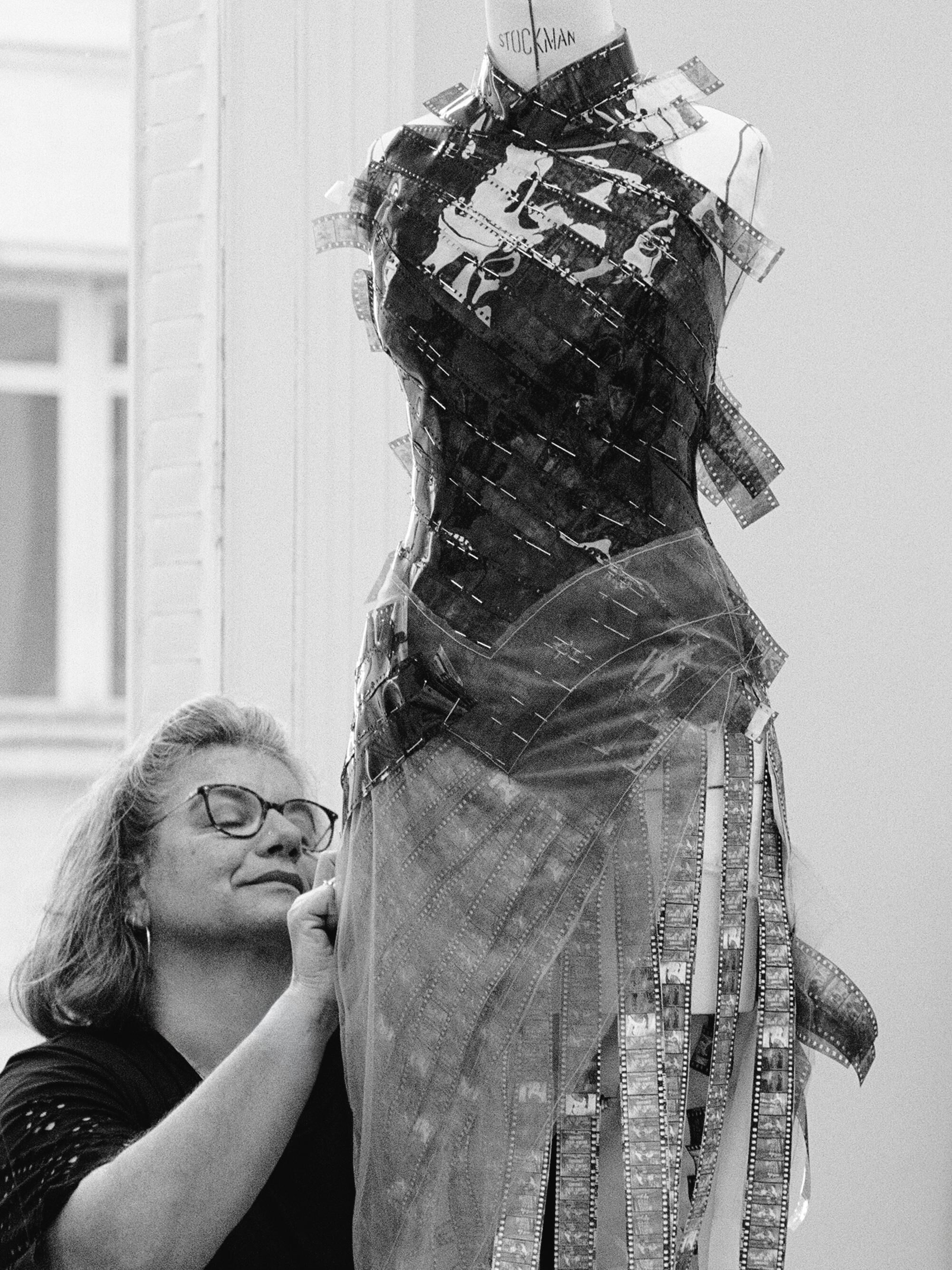 Le processus de création de la robe de Sabrina Carpenter.