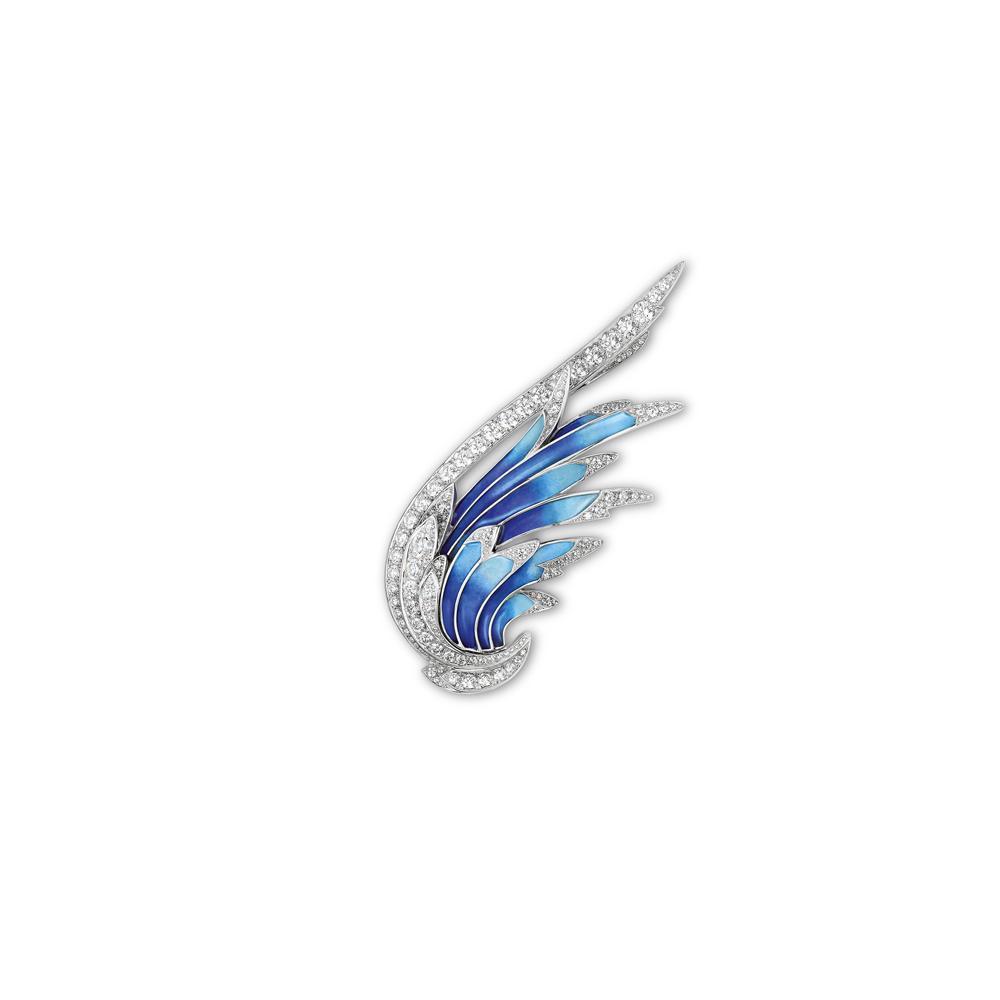 La broche Chaumet en pierres précieuses bleues et en diamants.