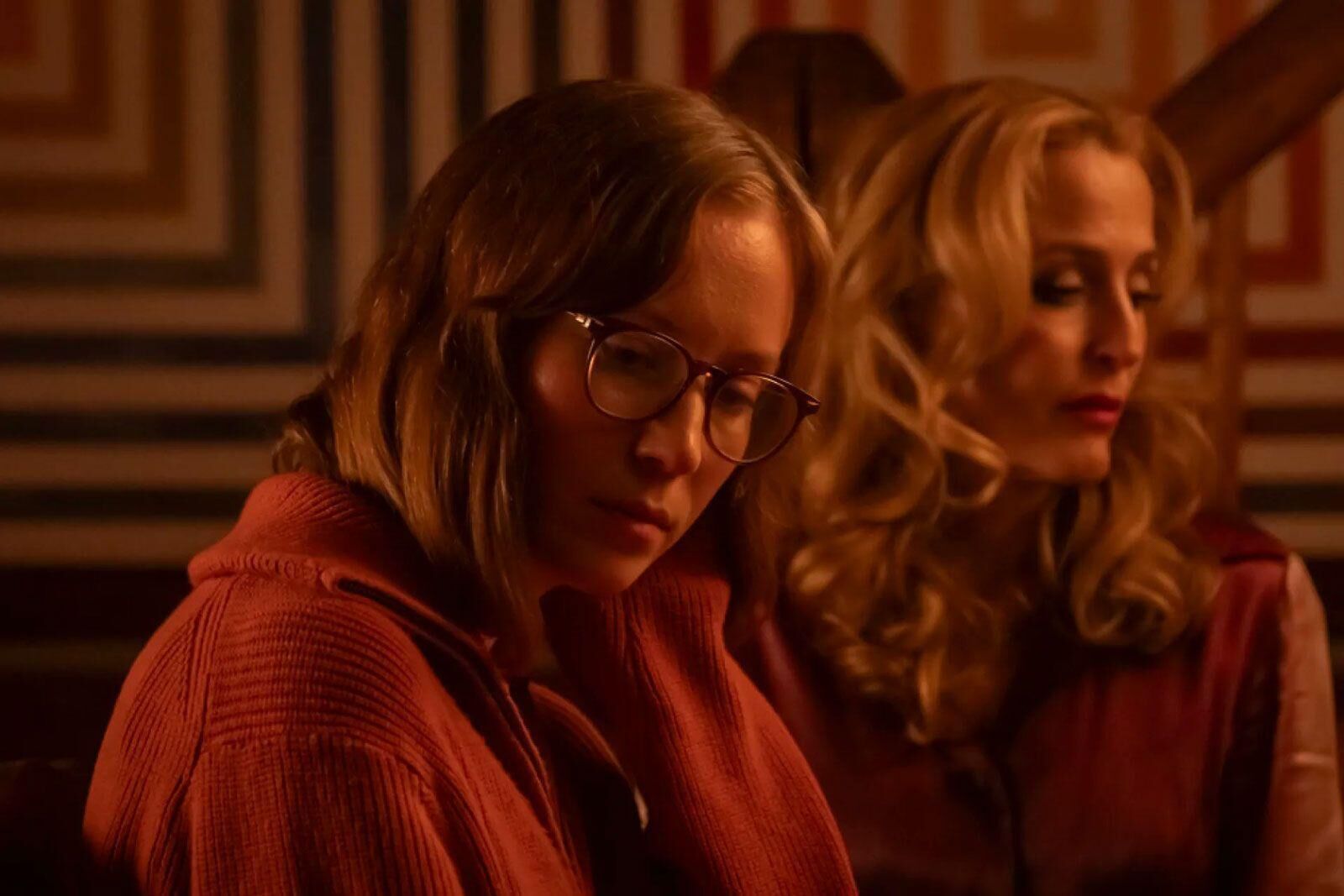 Hannah Einbinder et Gillian Anderson dans le film Teenage Sex And Death At Camp Miasma (2026). © Plan B.