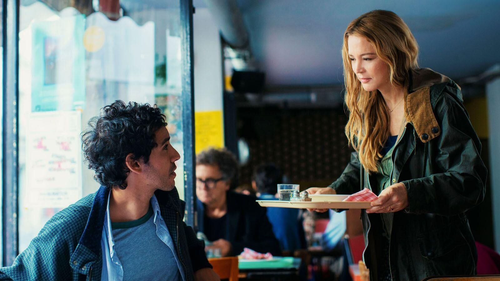 Adam Bessa et Virginie Efira dans le film Histoires parralèles (2026). © Carole Bethuel.