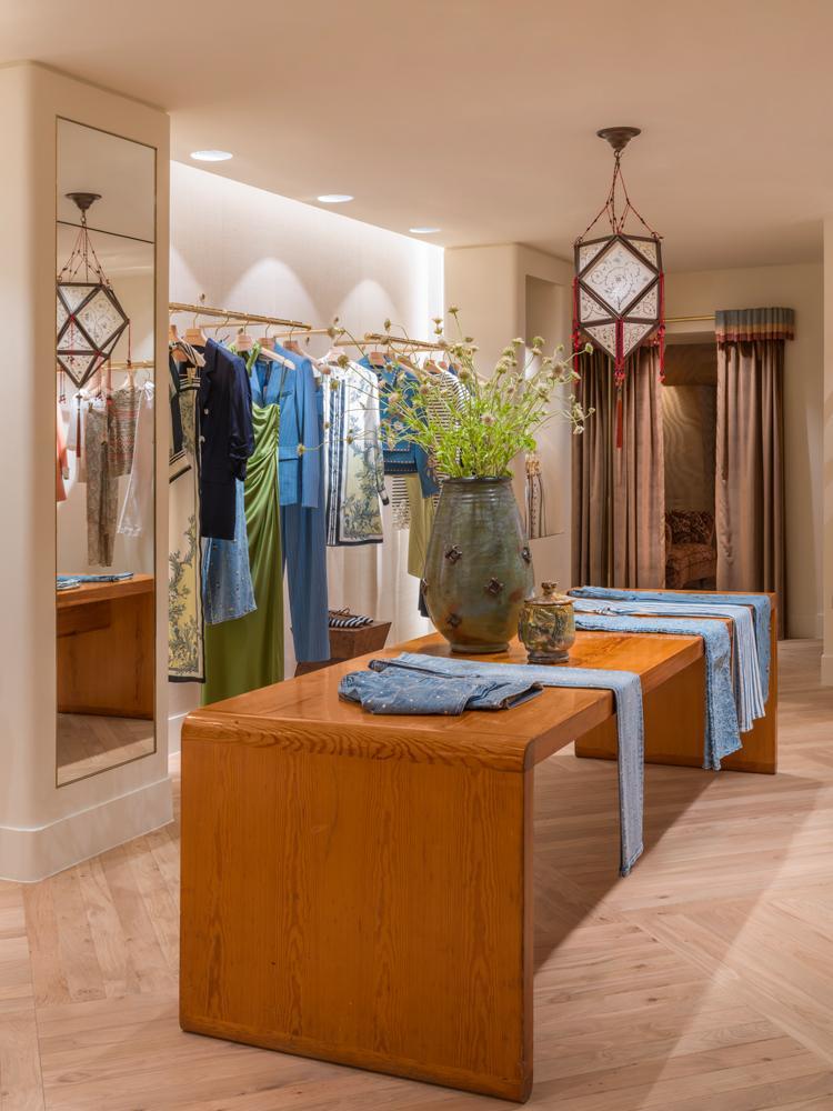 La nouvelle boutique de la marque new yorkaise Veronica Beard à Paris rue François 1er.