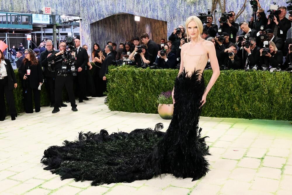 Alex Consani en Balenciaga. © Theo Wargo/FilmMagic.