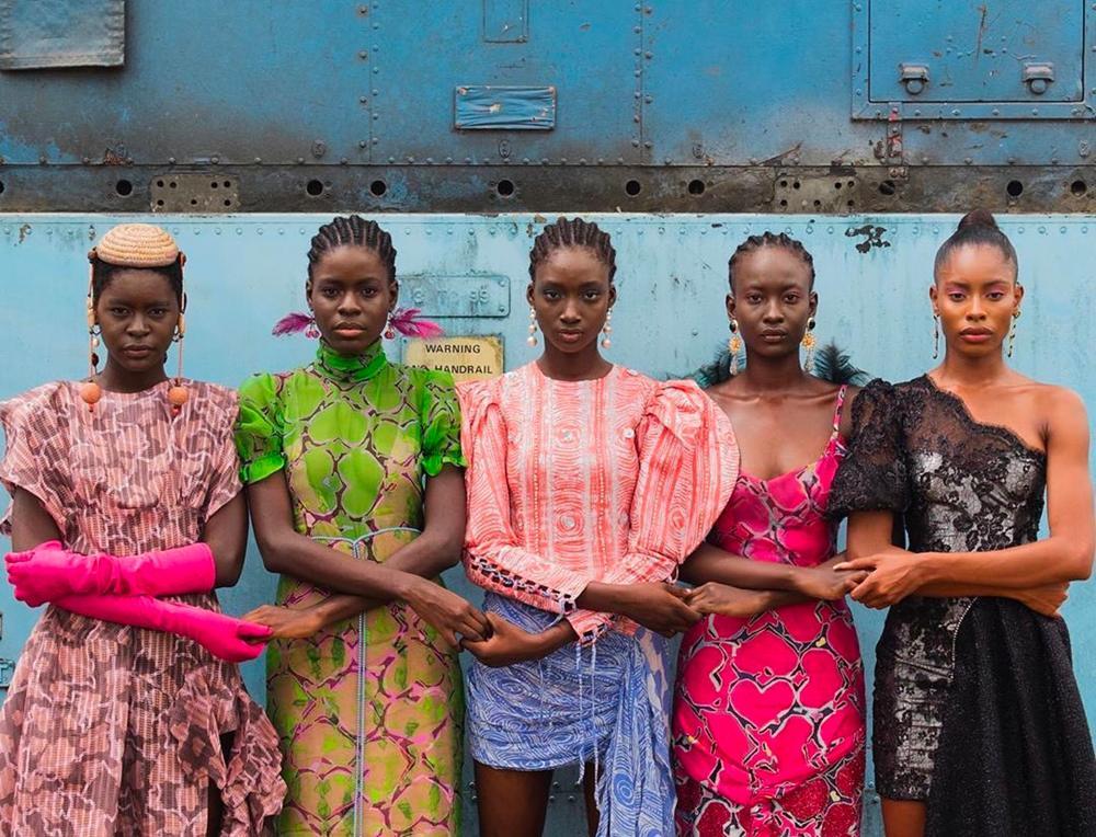 Mannequins se tenant la main à Lagos, Nigeria, 2019 by Stephen Tayo. Courtesy Lagos Fashion Week.