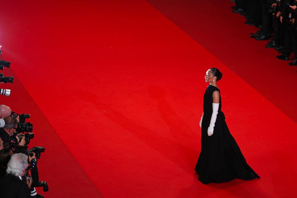 Ruth Negga en robe noire longue et gants blancs Balenciaga au Festival de Cannes 2026.