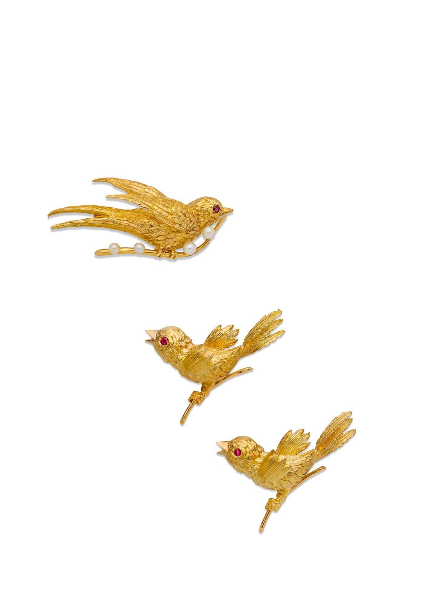 Les broches Chaumeten or jaune, sertis de rubis, de saphirs et de perles.