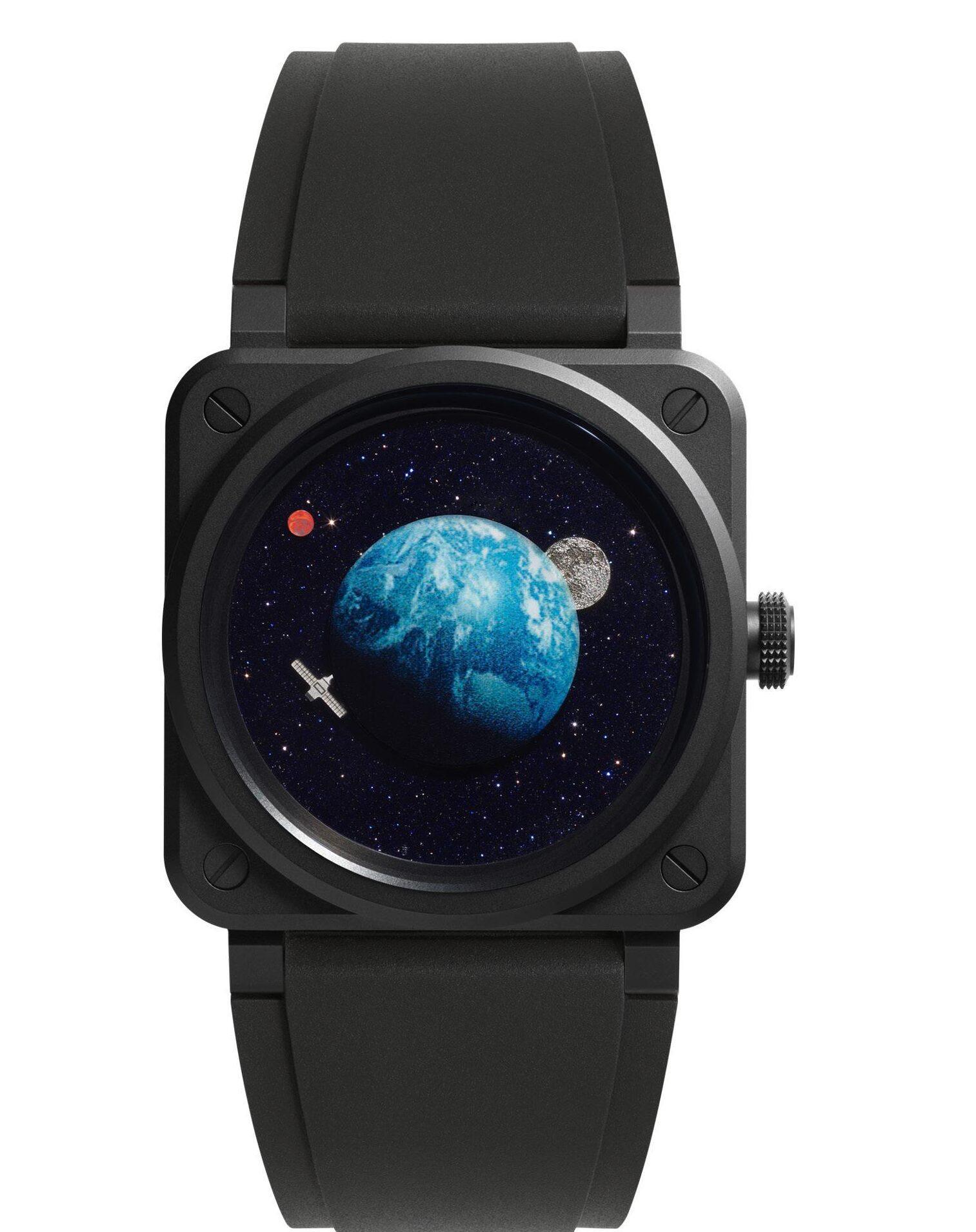 euro.
BR-03 ASTRO BR-03 Astro, en céramique noire microbillée, plaque de verre aventurine bleue évoquant l’espace et représentation de la Terre gravée au centre du saphir, Bell & Ross, 4 990 €