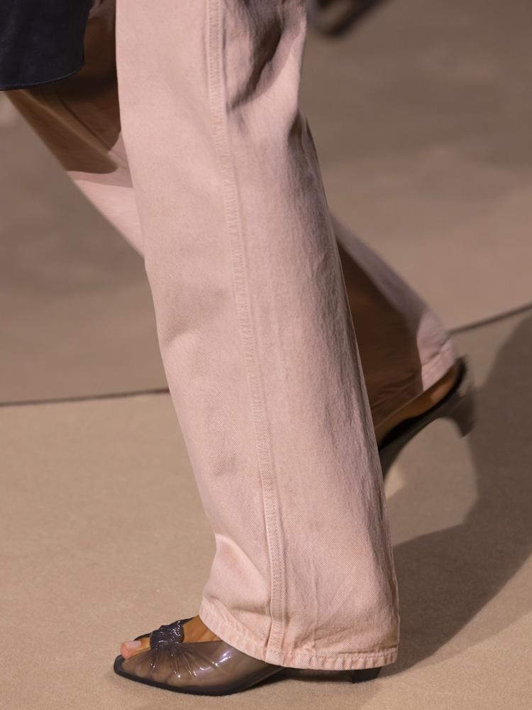 Les mules Jelly grises Chloé printemps-été 2026. © Chloé.