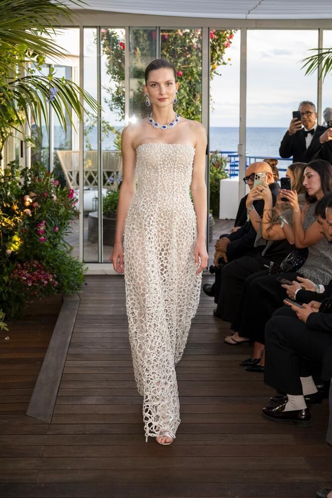 Une robe bustier haute couture beige Caroline's Couture 2026, un collier et des boucles d'oreilles Chopard