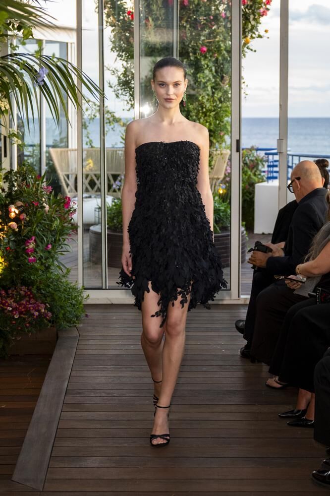 Une robe haute couture noire à fleurs Caroline's Couture