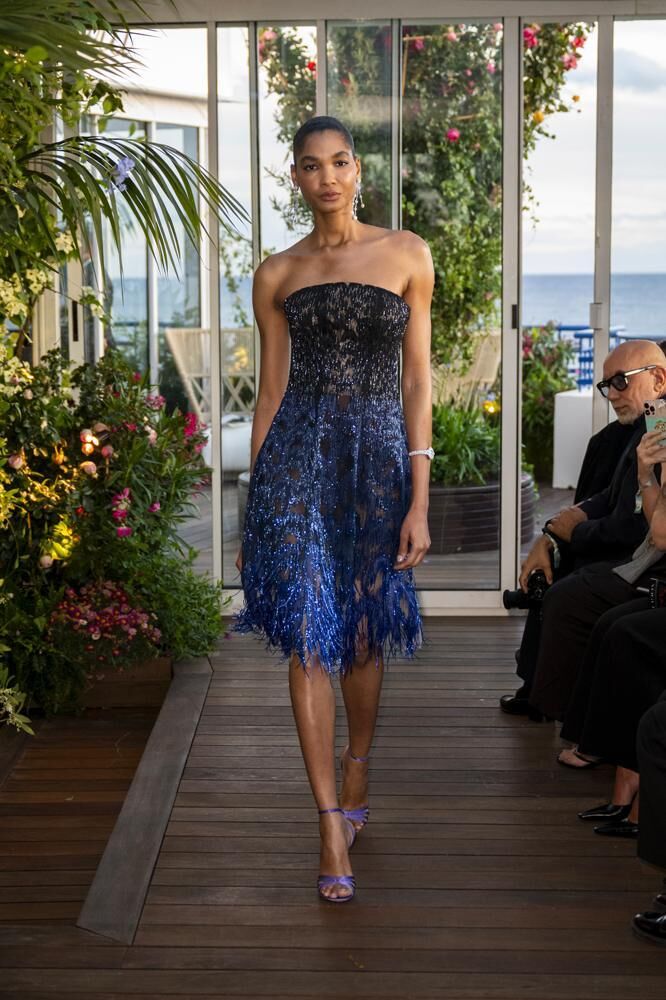 une robe à paillettes bustier dégradée noire et bleue Caroline's Couture 2026 et des boucles d'oreille haute joaillerie Caroline's Couture