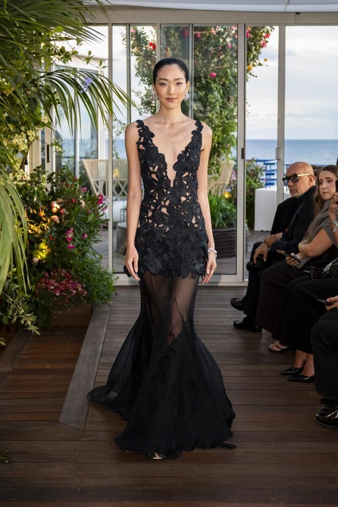 Une robe haute couture noire transparente à grosses fleurs brodées Caroline's Couture 2026 et des boucles d'oreille Chopard haute joaillerie.
