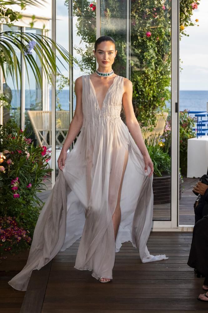 Une robe haute couture longue beige à fentes du défilé Caroline's Couture 2026