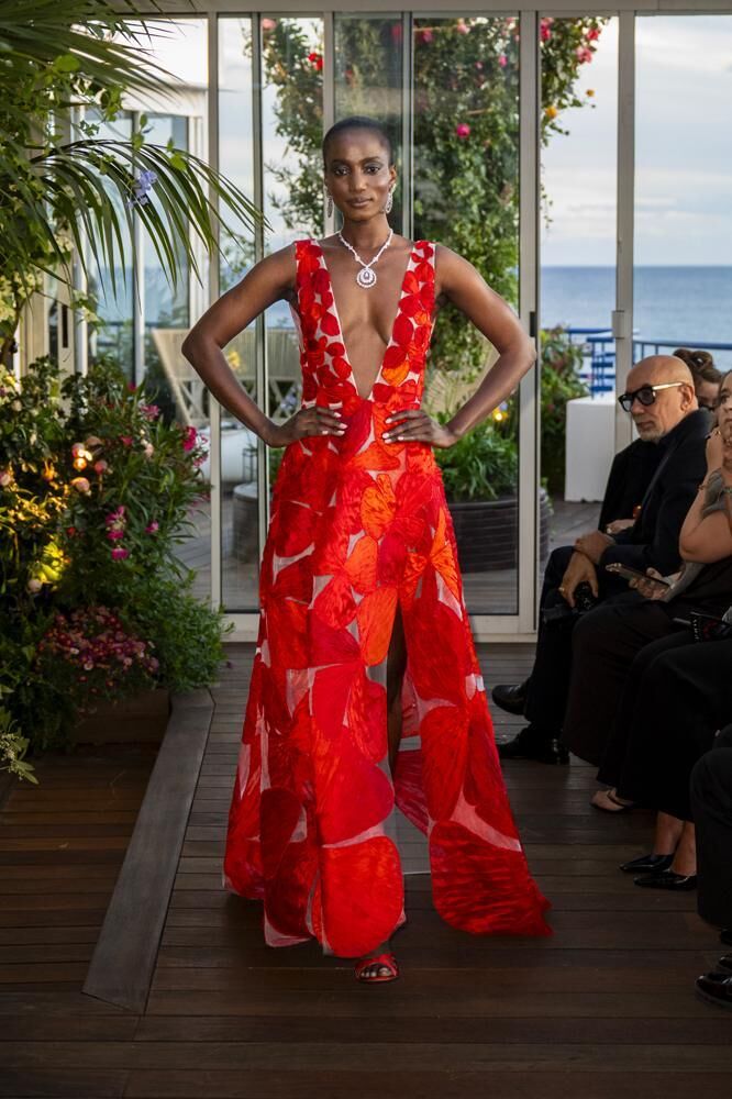 Une robe haute couture longue rouge à grosses fleurs rouges Caroline's Couture 2026.