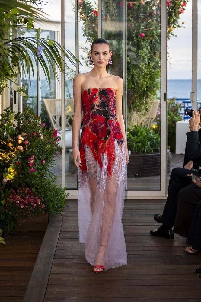 Une robe à paillettes bustier Rouge et rose Caroline's Couture 2026