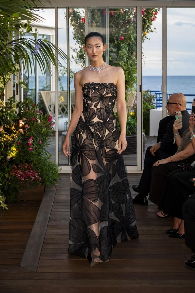 Une robe bustier longue transparente beige et noire ornée de grosses fleurs Caroline's Couture 2026 et une parure de diamants haute joaillerie Chopard.