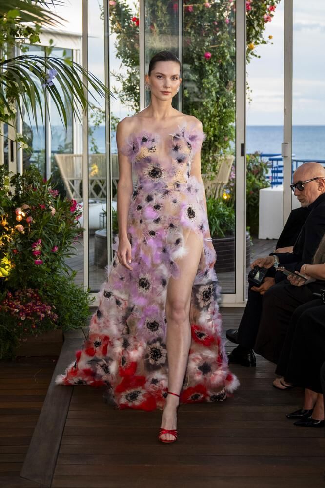 Robe haute couture longue à fente ornée de fleurs roses et rouges du défilé Caroline's Couture 2026