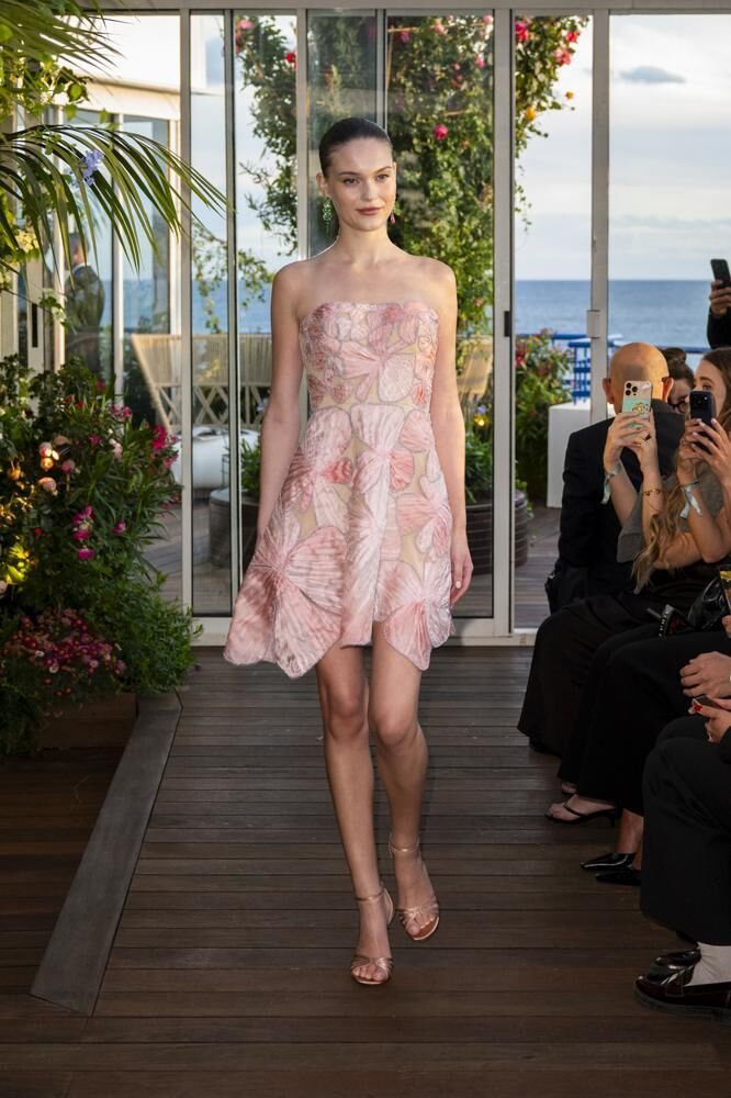 Une robe bustier courte rose à fleurs du défilé Caroline's Couture 2026.