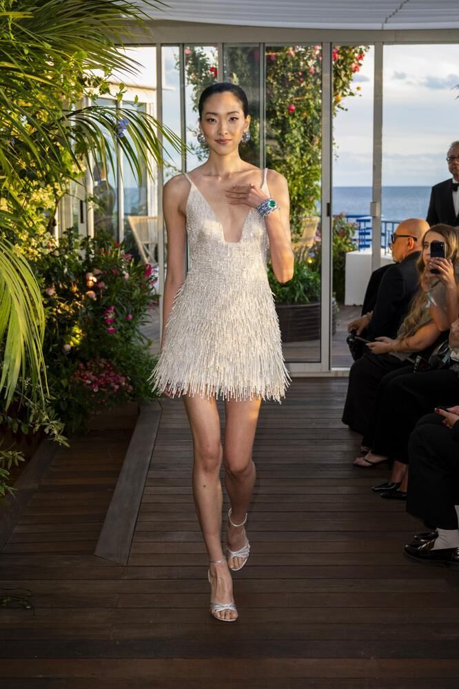 Une robe haute couture courte à bretelles et à sequins beiges du défilé Caroline's Couture 2026.
