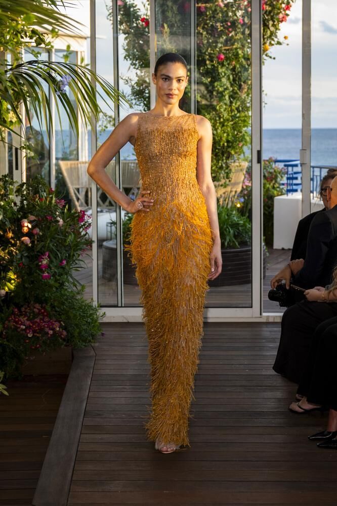Robe haute couture longue à sequins jaune orangés du défilé Caroline's Couture 2026