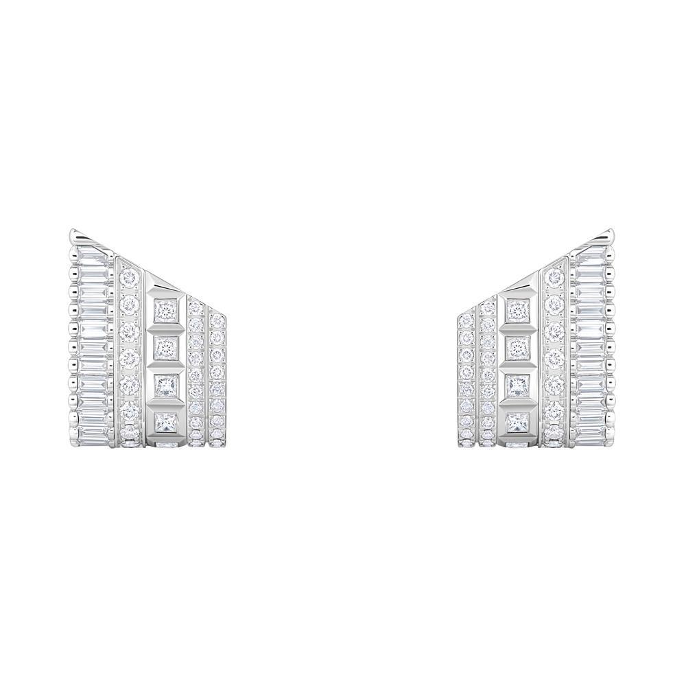 Les puces d'oreille Quatre Radiant en or blanc 18 carats pavées de diamants.