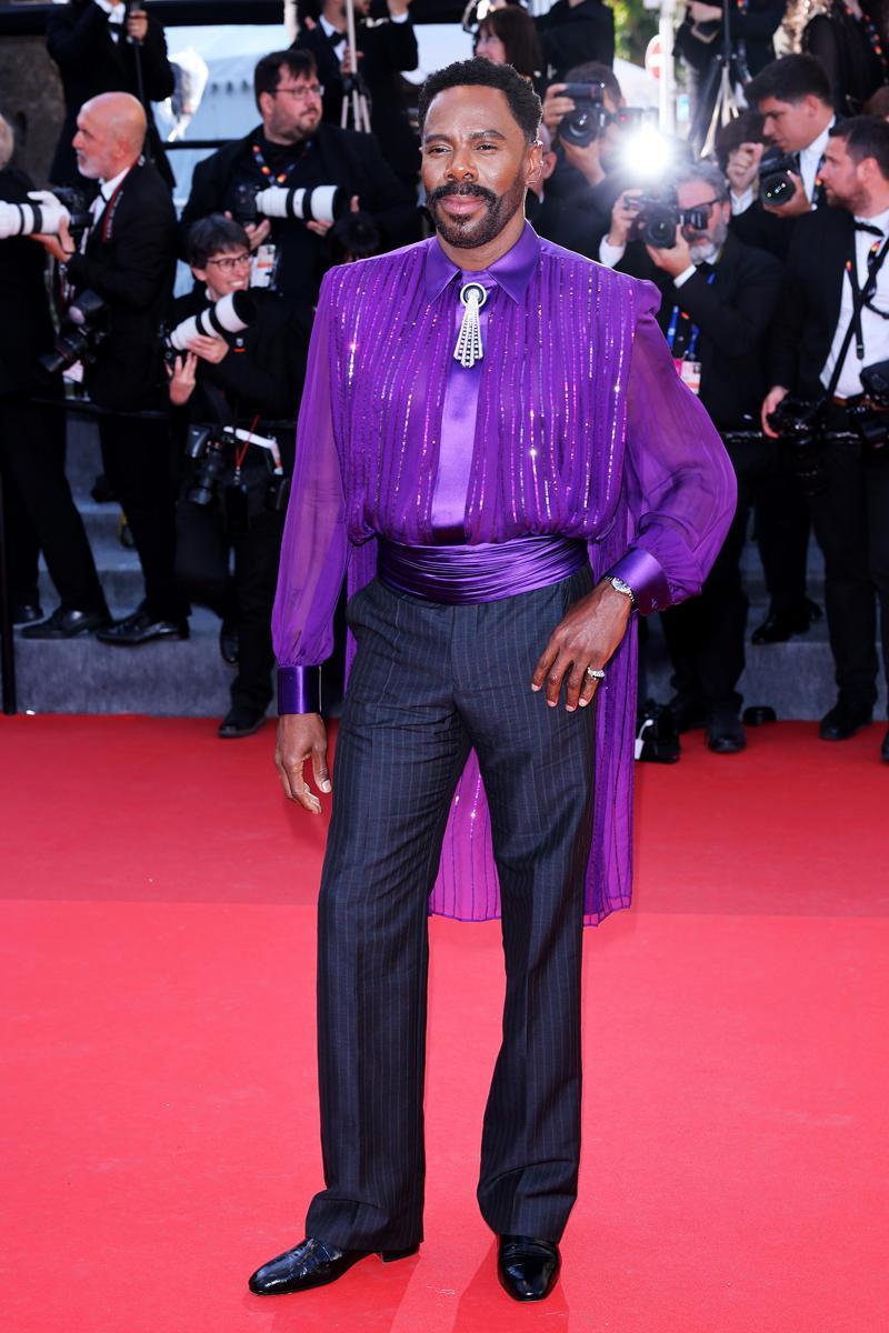 Colman Domingo en pantalon de costume gris et chemise en soie à sequins Valentino, broche lavallière et bagues Boucheron.