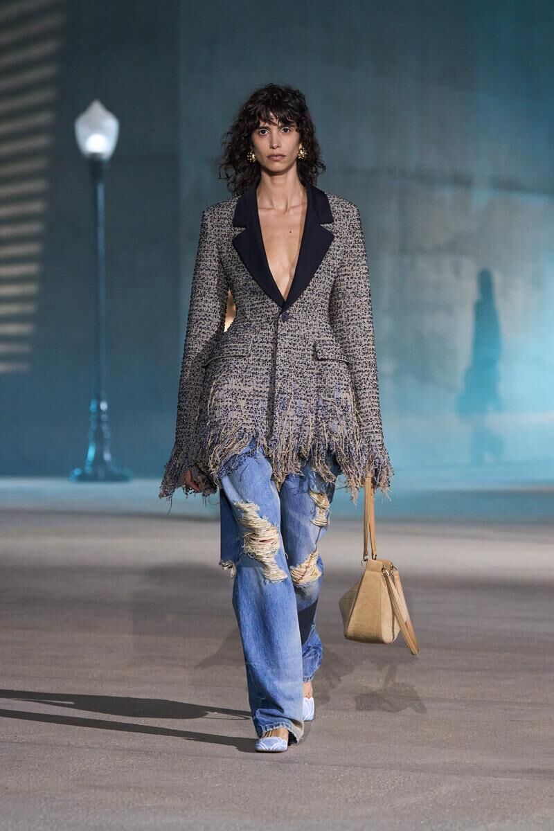 Ensemble veste bar et jean grunge du défilé Dior Cruise 2027 à Los Angeles.