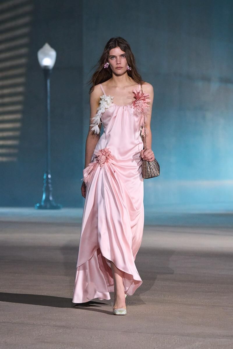 Robe en satin rose ornée de fleurs du défilé Dior Cruise 2027 à Los Angeles.