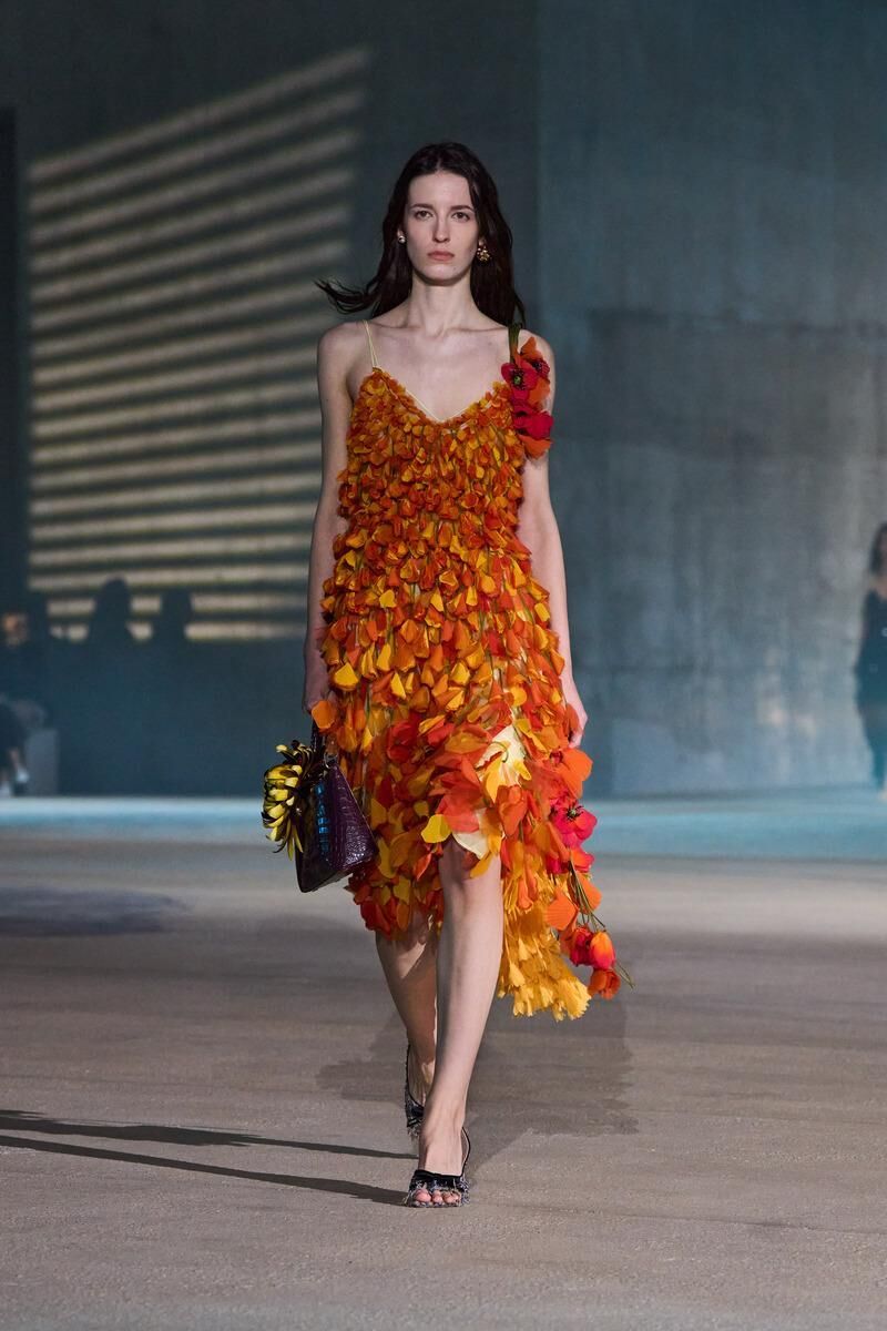 robe pétals orange du défilé Dior Cruise 2027 à Los Angeles.