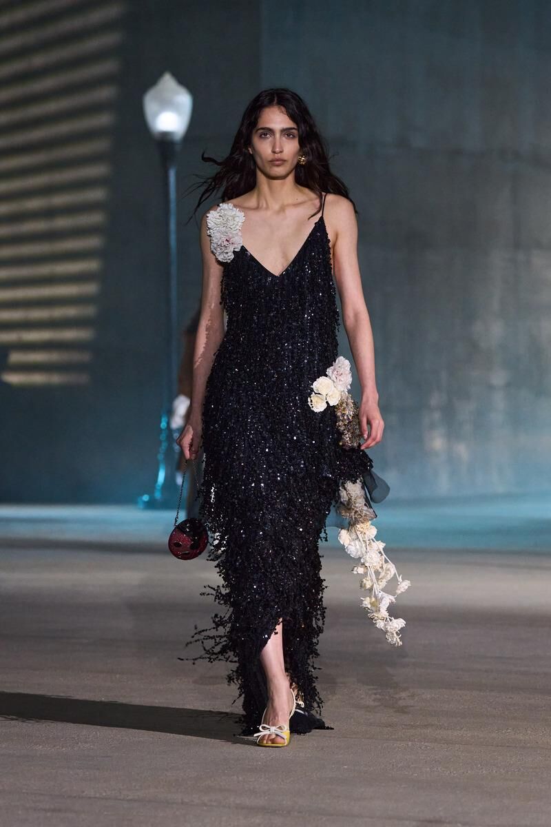 robe noire à sequins ornée de fleurs du défilé Dior Cruise 2027 à Los Angeles.