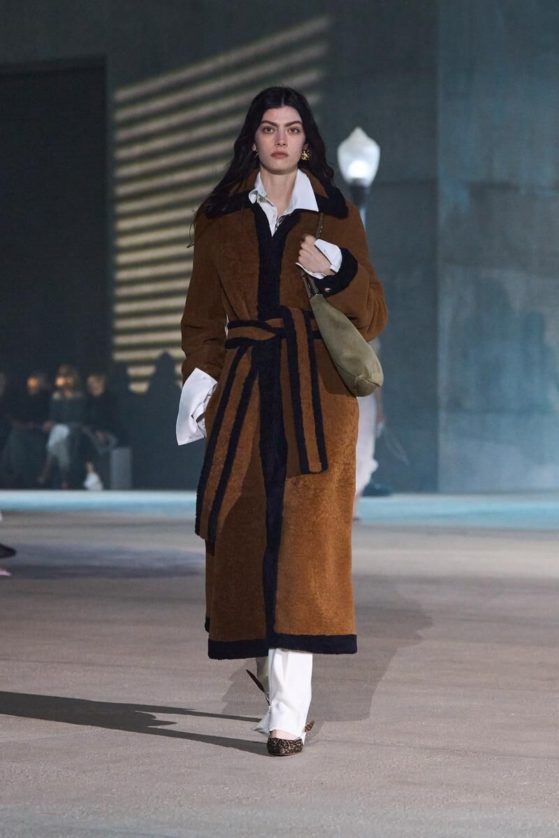 manteau peignoir du défilé Dior Cruise 2027 à Los Angeles.