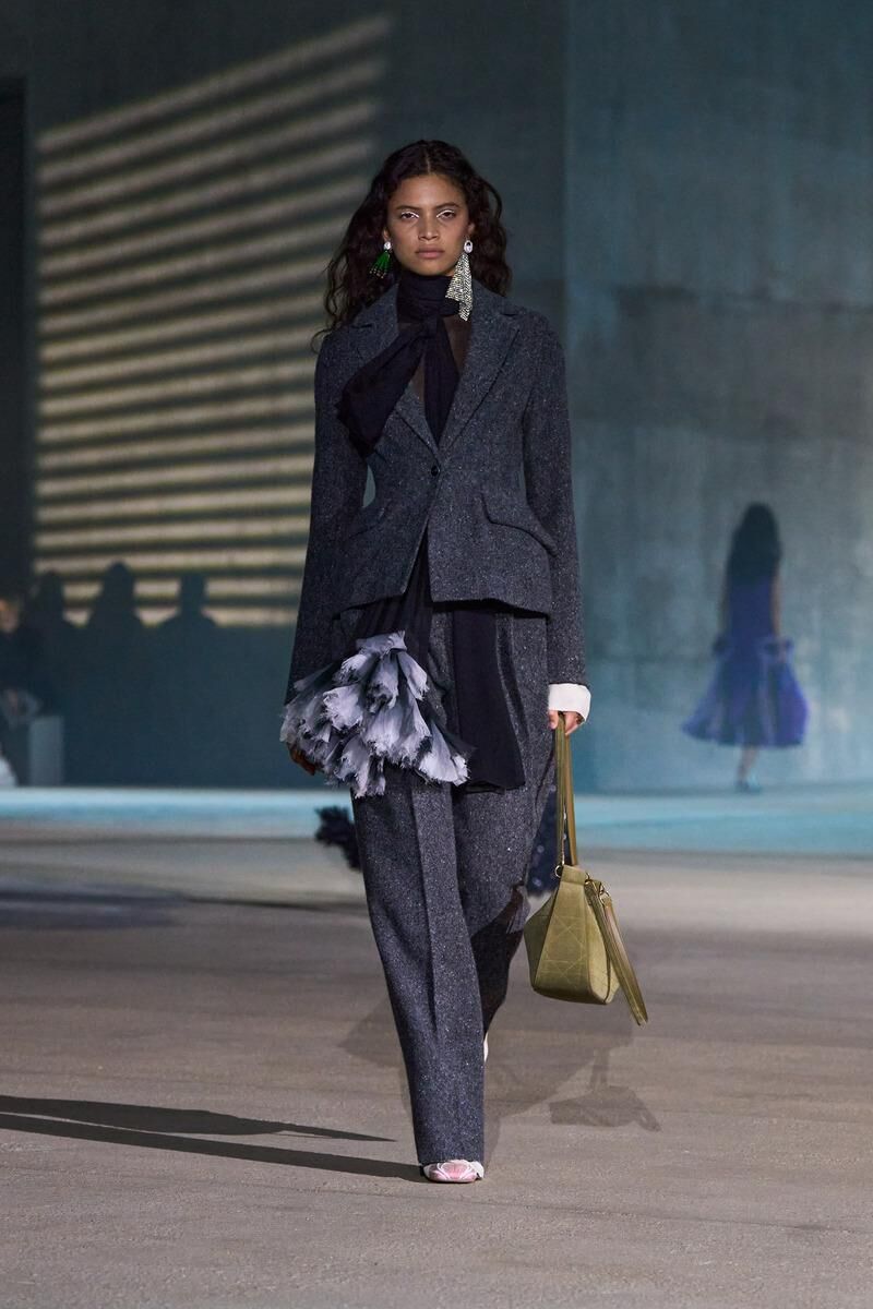 Tailleur bar revisité du défilé Dior Cruise 2027 à Los Angeles.