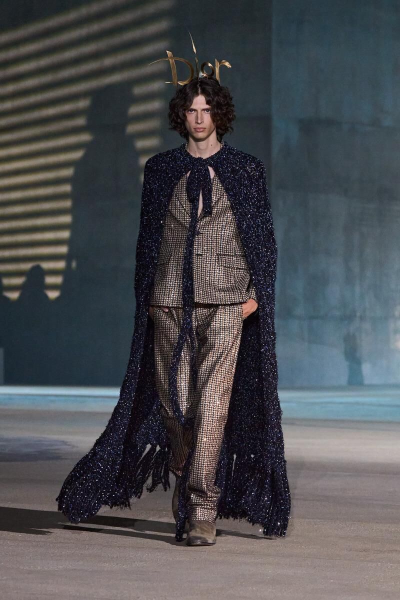 costume à rayures marrons en sequins avec une cape du défilé Dior Cruise 2027 à Los Angeles.