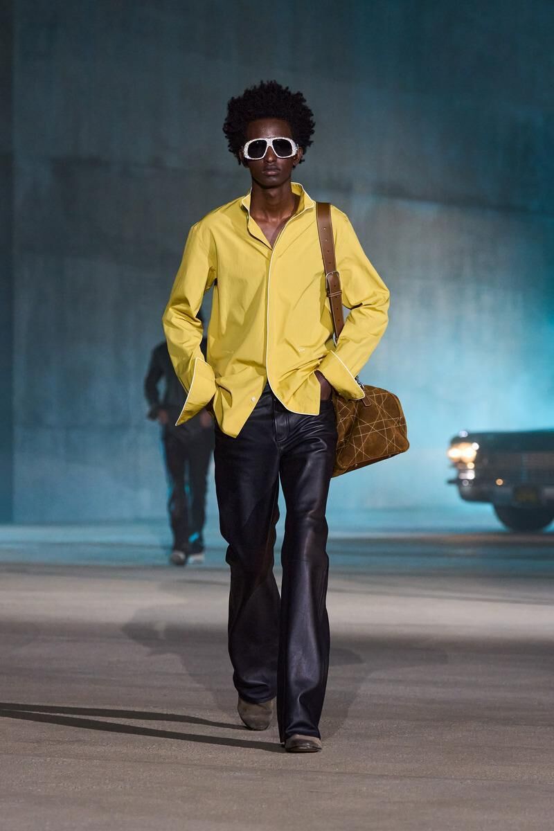 chemise jaune et pantalon en cuir du défilé Dior Cruise 2027 à Los Angeles.