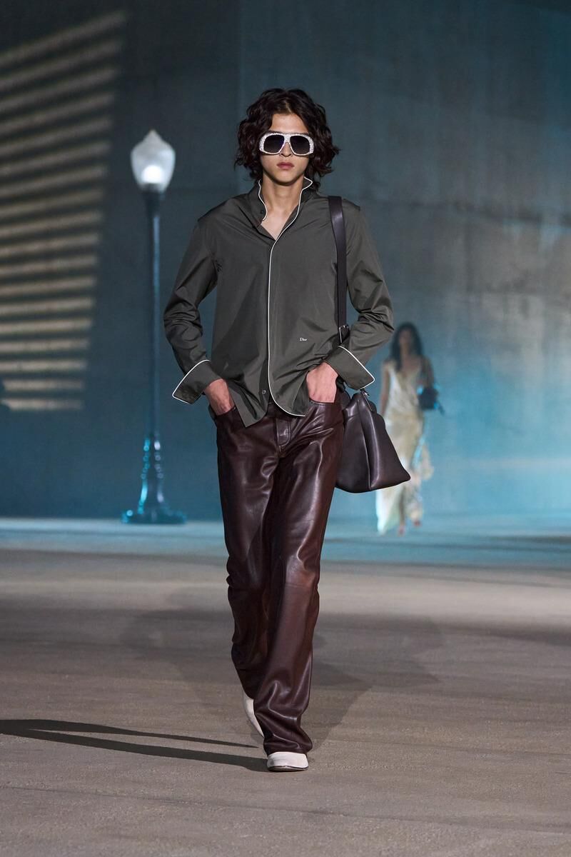 chemise grise et pantalons en cuir marron du défilé Dior Cruise 2027 à Los Angeles.