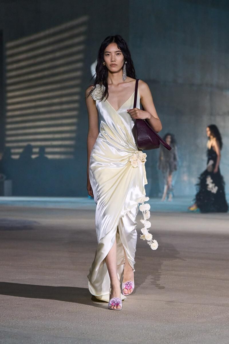 robe blanche drapée ornée de fleurs du défilé Dior Cruise 2027 à Los Angeles.